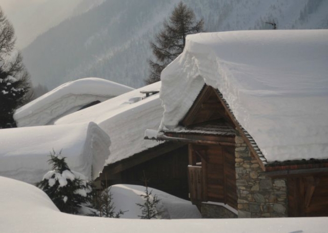 用木头和石头建造的住宿 